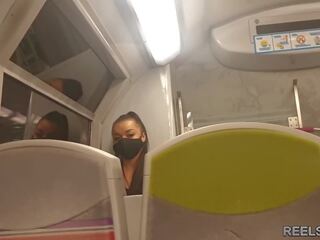 Ucraniana turista consigue follada en la tren por 2 extraños: squirting en la platform y en la hotel!
