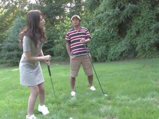 Eager bruneta miluje sání těžký kohout na the golfové. | xhamster