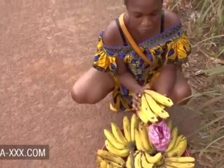 Zwart banaan seller jong vrouw verleid voor een groot vies video-