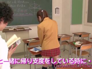 Jepang pelajar putri mengisap kontol di ruang kelas: gratis porno af