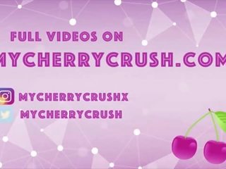 Attractive korisť podpichovanie v nohavičky a masturbovanie s hračky - cherrycrush