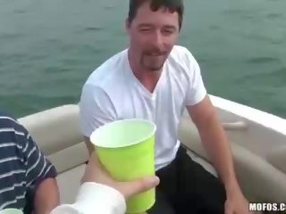 Drei hündinnen schlug auf ein boot während auf brett
