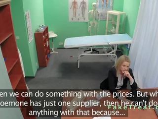 Bjonde saleswoman fucked në falso spital