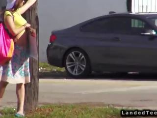 Giovanissima autostoppista scopa enorme pene all’aperto pov