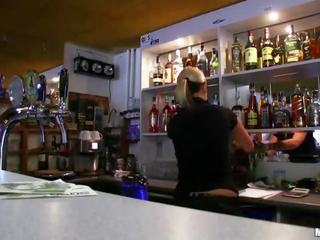 Amatér bartender lenka vystruženou pro hotovost
