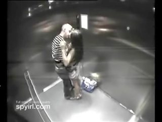 Pāris kam netīras video par viesnīca elevator nokļūt noķerti par slēpts kamera