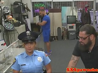 Дребен полицай оран в pawnshop за пари в брой