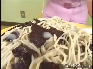 Zvrátené manželka od japonsko miluje jedlo oblečený s spermie