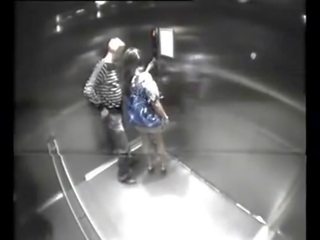 Désireux desiring couple baise en ascenseur - 