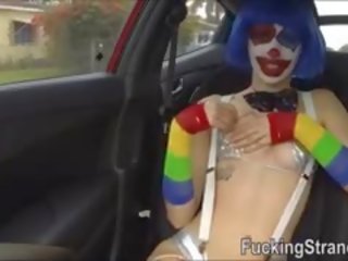 Hitchhiker násťročné klaun mikayla mico fucked v verejnosť