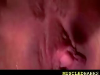 Muskulatur blondin stor klitoris exposion