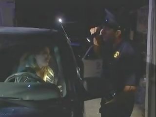 צִנִית הוליווד מקבל משך יותר ו - מזוין על ידי שוטר